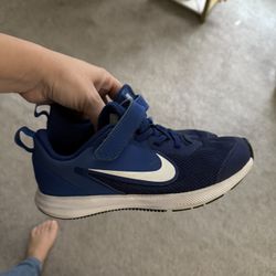 Kid Boy Size 2.5 Nikes 