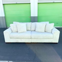 Ashley's Furniture Love Seat (FREE DELIVERY🚚)