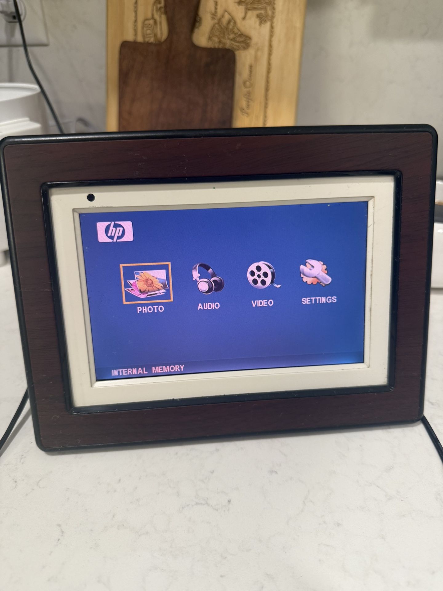 HP 7” Digital Photo Frame - Model df730a4h - Plays Photo, Audio & Video