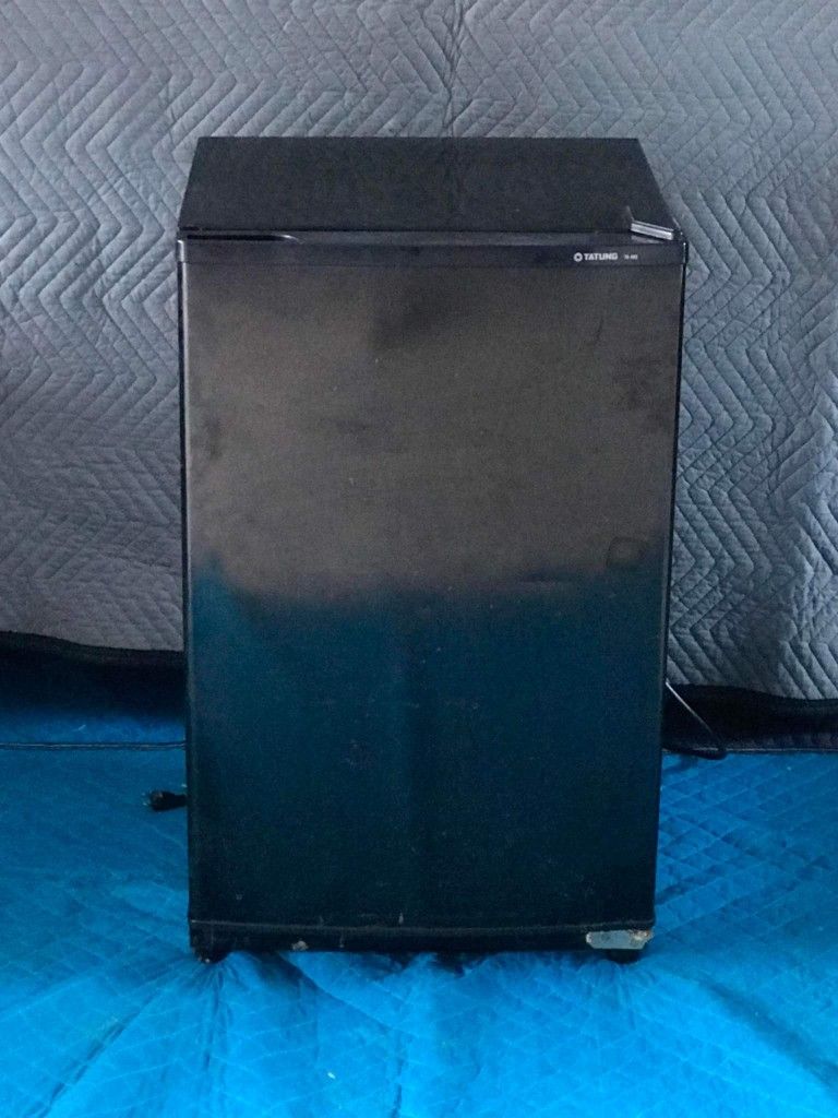 Tatung Co. Free Standing Compact Refrigerator Black Finish Model TR4RD