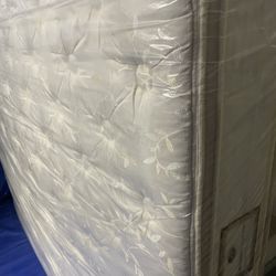 Queen Or King Super Thick Pillow Top Mattresses 200 And Up. I Can Also Deliver Deliver.