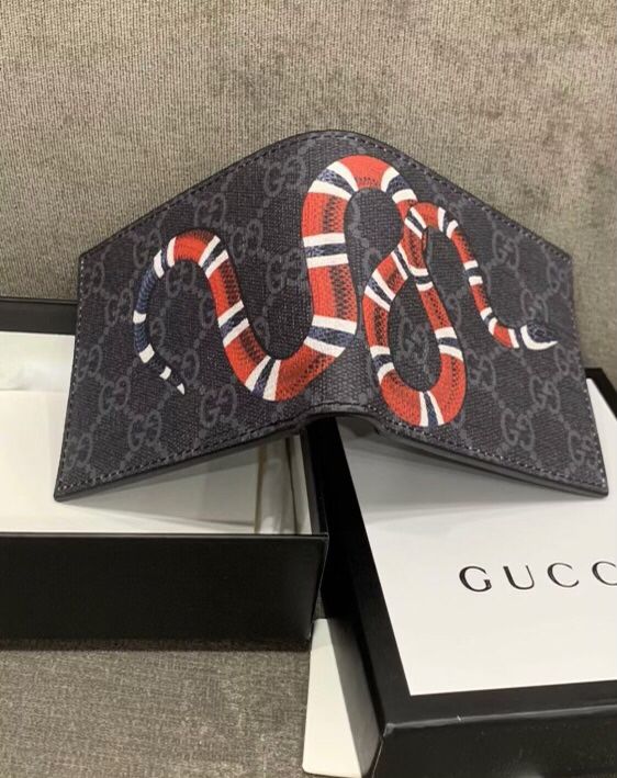 nøje vitalitet låne Mens Gucci Wallet Black Monogram Snake GG Wallet Authentic for Sale in  Thornwood, NY - OfferUp