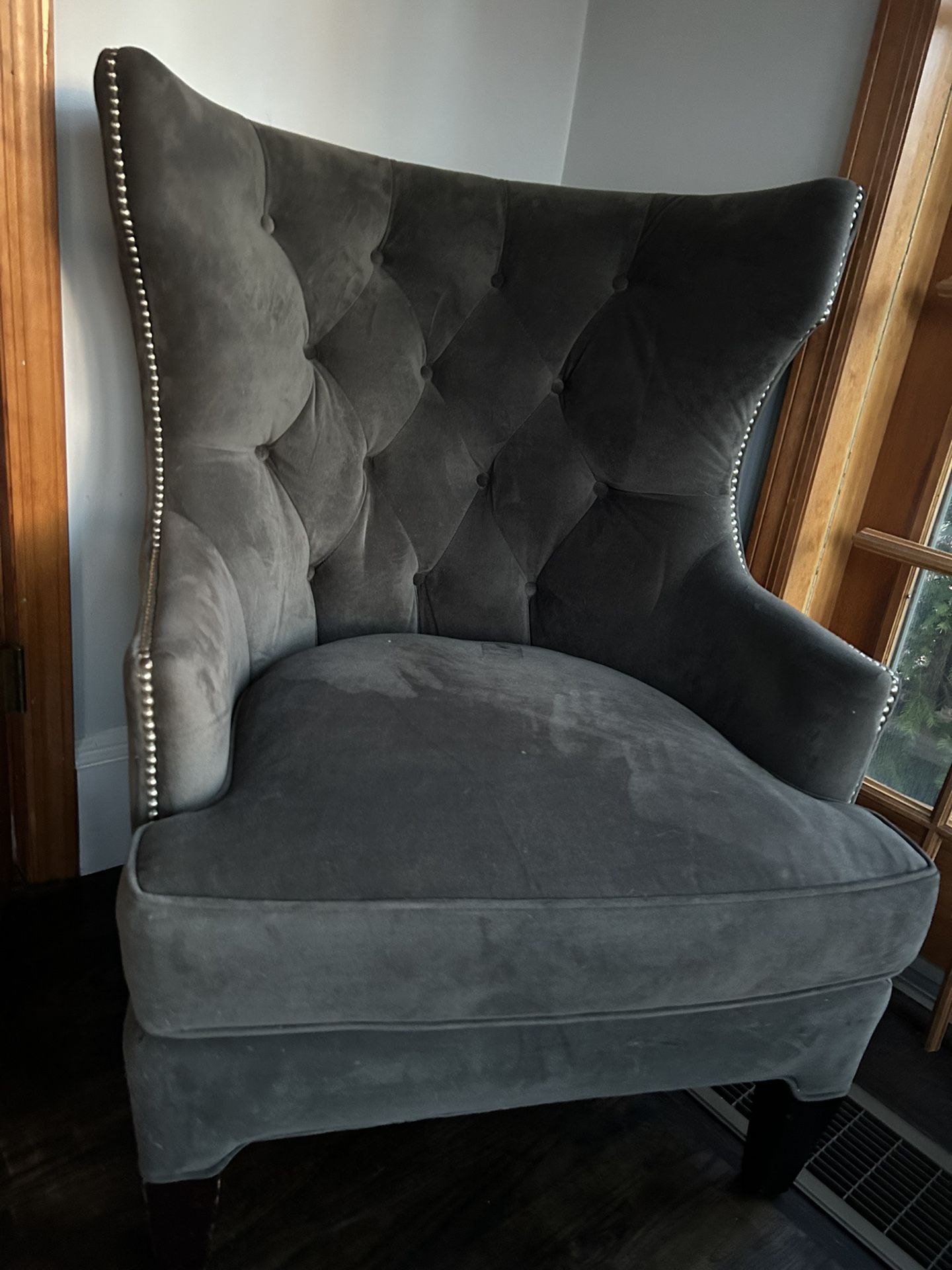 ✨ Charcoal Velvet Wingback Accent Chair – Tufted + Nailhead Trim – Excellent Condition! ✨