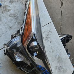 Toyota prius right Headlight xenon oem
