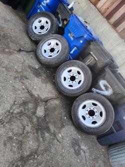 Vendo  4  rines De una GMC  del  2002 a l. 2004  Size  245 75 16