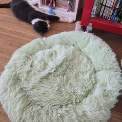 Pet Nest Donut Cat cushion  Plush furry small dog bed LIKE NEW 24 in diameter