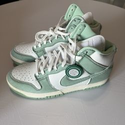 Women’s Nike Dunk Hi Top Sneakers Basketball Shoes Size 10.5