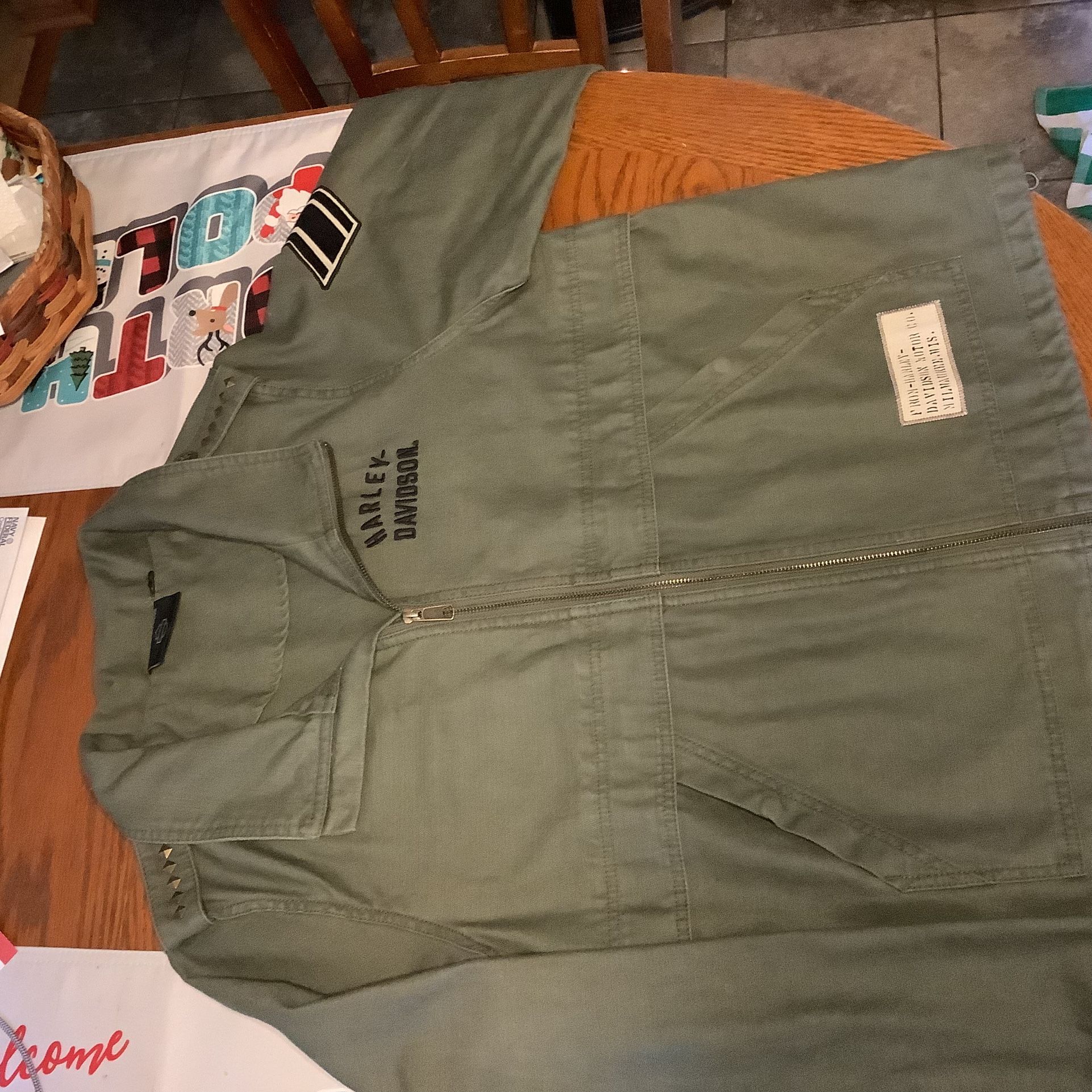 Harley Davidson Women’s fatigues textured jacket, zip front emblems sewn, pull tightening straps for waist.  Size xl  Fatigues textured she’ll 100% co