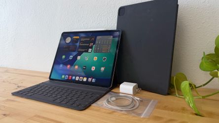 iPad Pro 13” 4th Gen Bundle 256GB Wi-Fi + Cellular Space Gray