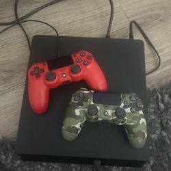 PS4 2 Controllers