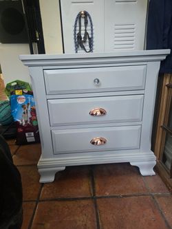 Stylish Gray 3-Drawer Nightstand