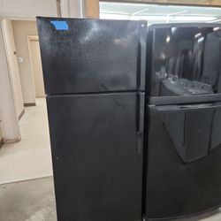 GE black Top Freezer Refrigerator 18cf 