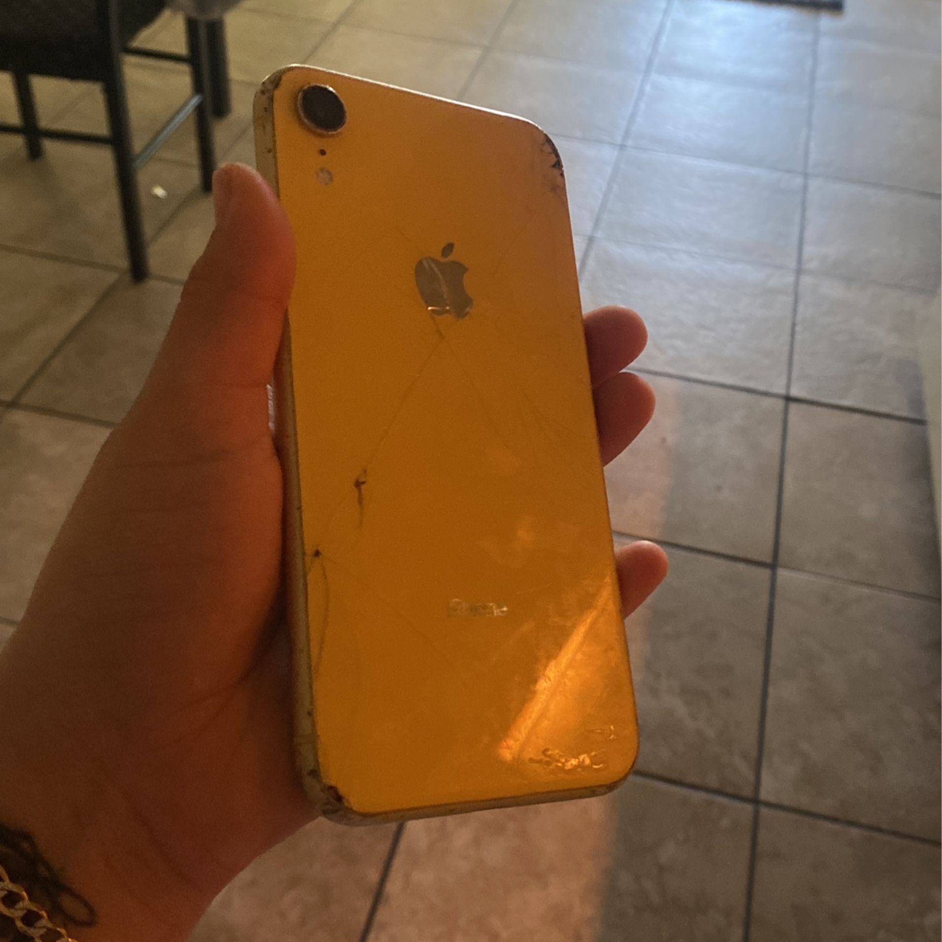 READ DISCRIPTIPN PARTS ONLY!! iphone Xr Yellow