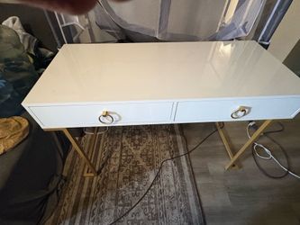 White/gold vanity table