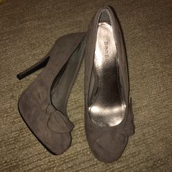 Bow heels, women’s shoe size 8