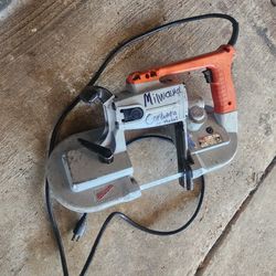 Milwaukee 5" in Band Saw , Trabajando Muy Bien