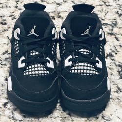 Toddler Jordan 4 Retro “Black/White” Size: (10c)