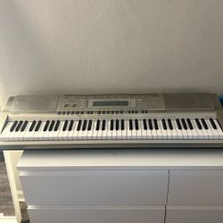 Casio Wk-200 electronic keyboard piano 76 keys 