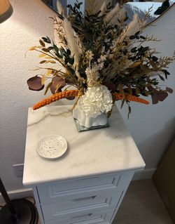 Drawers, decor and lamp