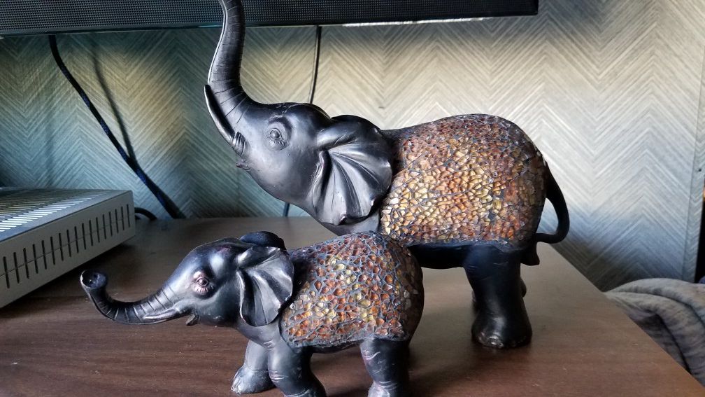 Elephant mama and baby figurines