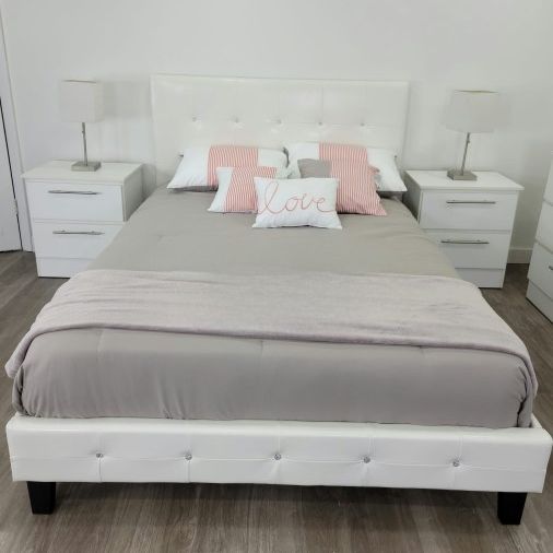 White Bed And 2 Nightstands - Cama Y 2 Mesitas De Noche Blanco 