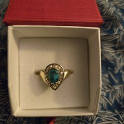 Green Emerald  ring 14 karat gold. With diamonds around  it