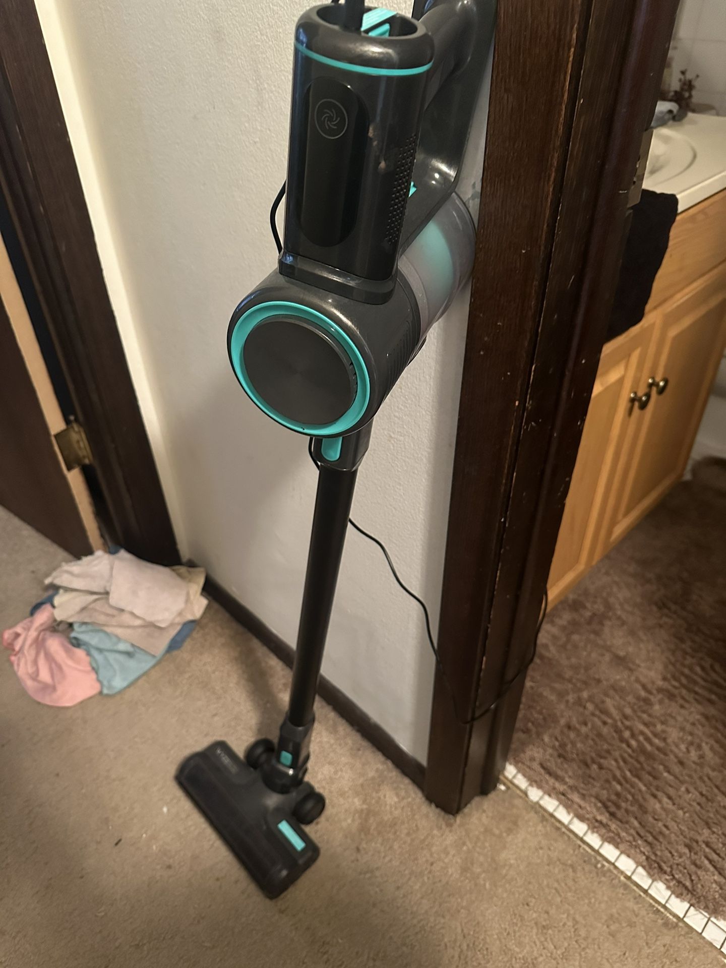 WYZE LIKE NEW TOUCHSCREEN VACUUM