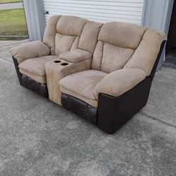 Recliner loveseat with console