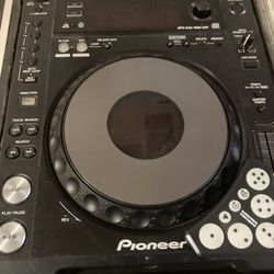 2 Pioneer Cdj 850s