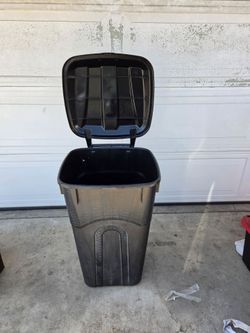 32 gallon trash can with lid new for $10 in upland ca no delivery