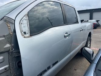 2016-2024 Nissan TITAN tengo las 4 puertas each o cada una $550