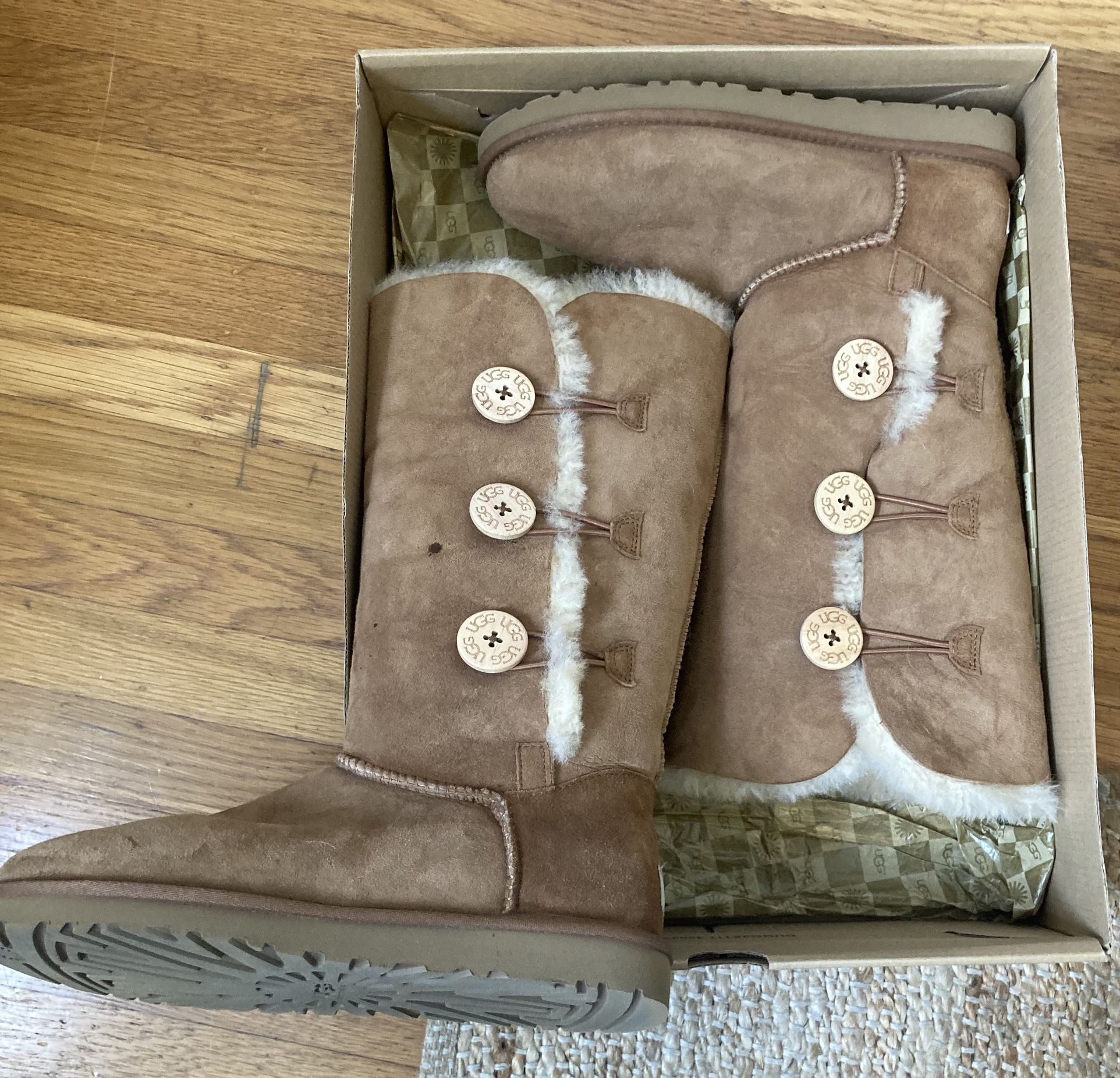 UNUSED UGG BAILY BUTTON TRIPLET 