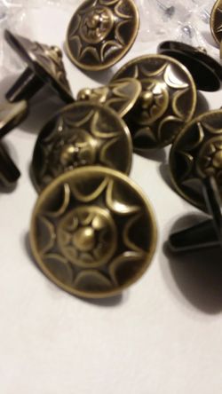 Cabinet door knobs 31 qty or will sell seperately $1 each