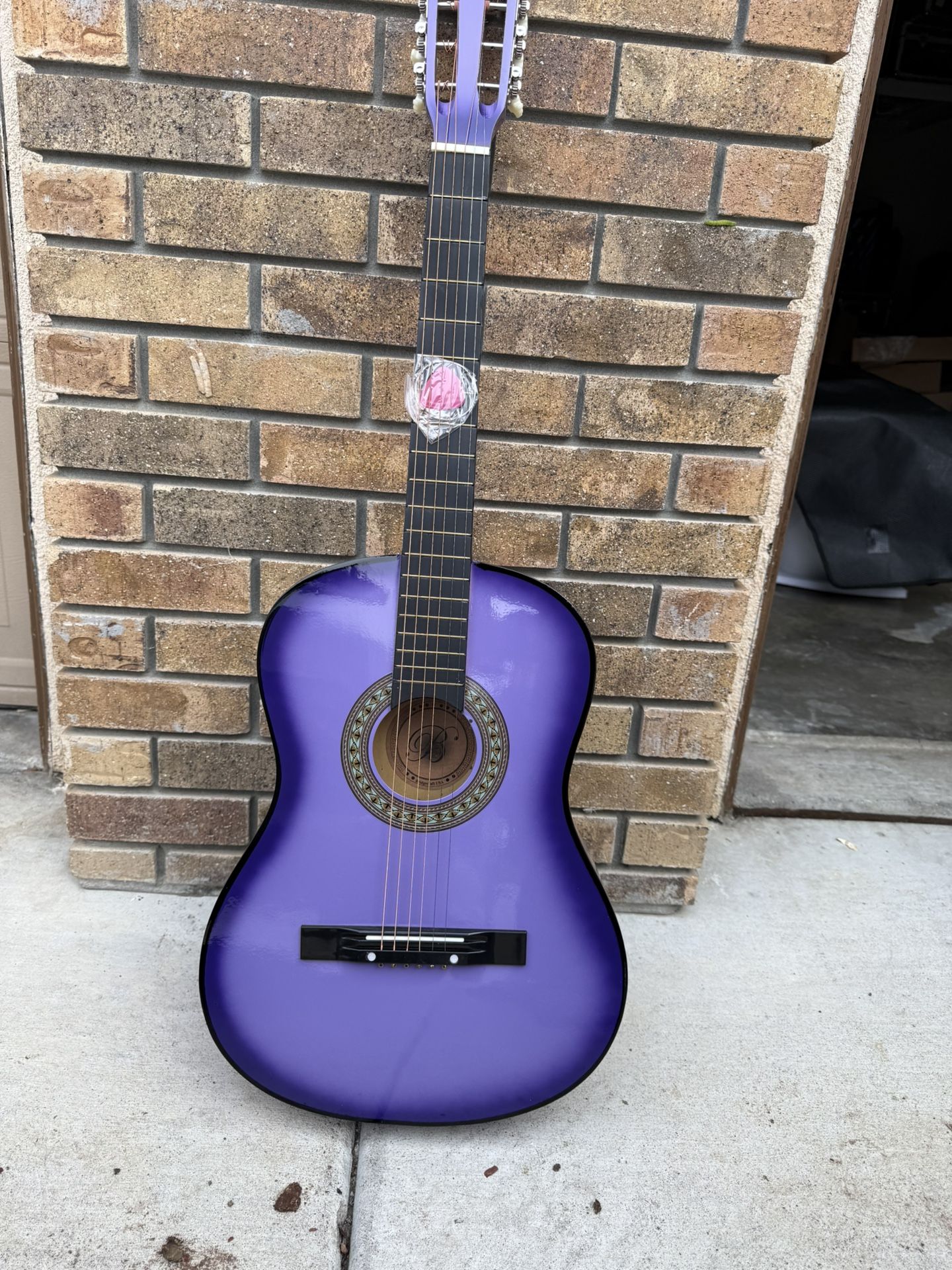 Acoustic guitar 38 in NEW with pick