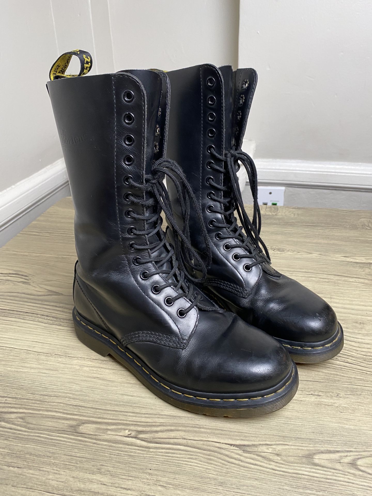 Vintage Dr. Martens 1914 Boots Mid Calf 14 Eye - US W 8.5