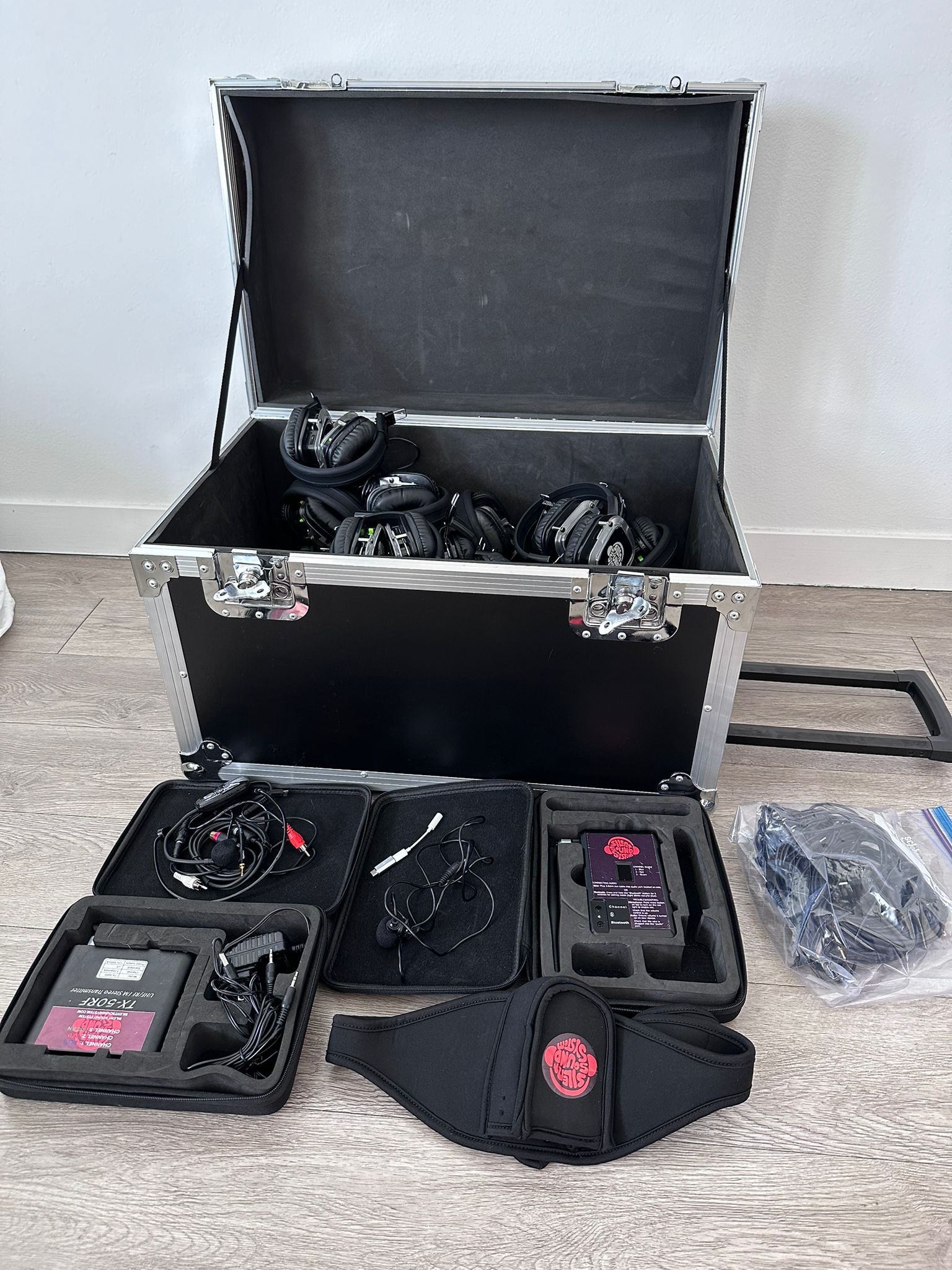 Silent Disco Headphones ( 30 ) + 2 transmitters! 3 channels
