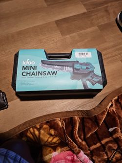 NEW ,6" Mini Chainsaw, Cordless Comes With 2-cordless Batteries And Charger.