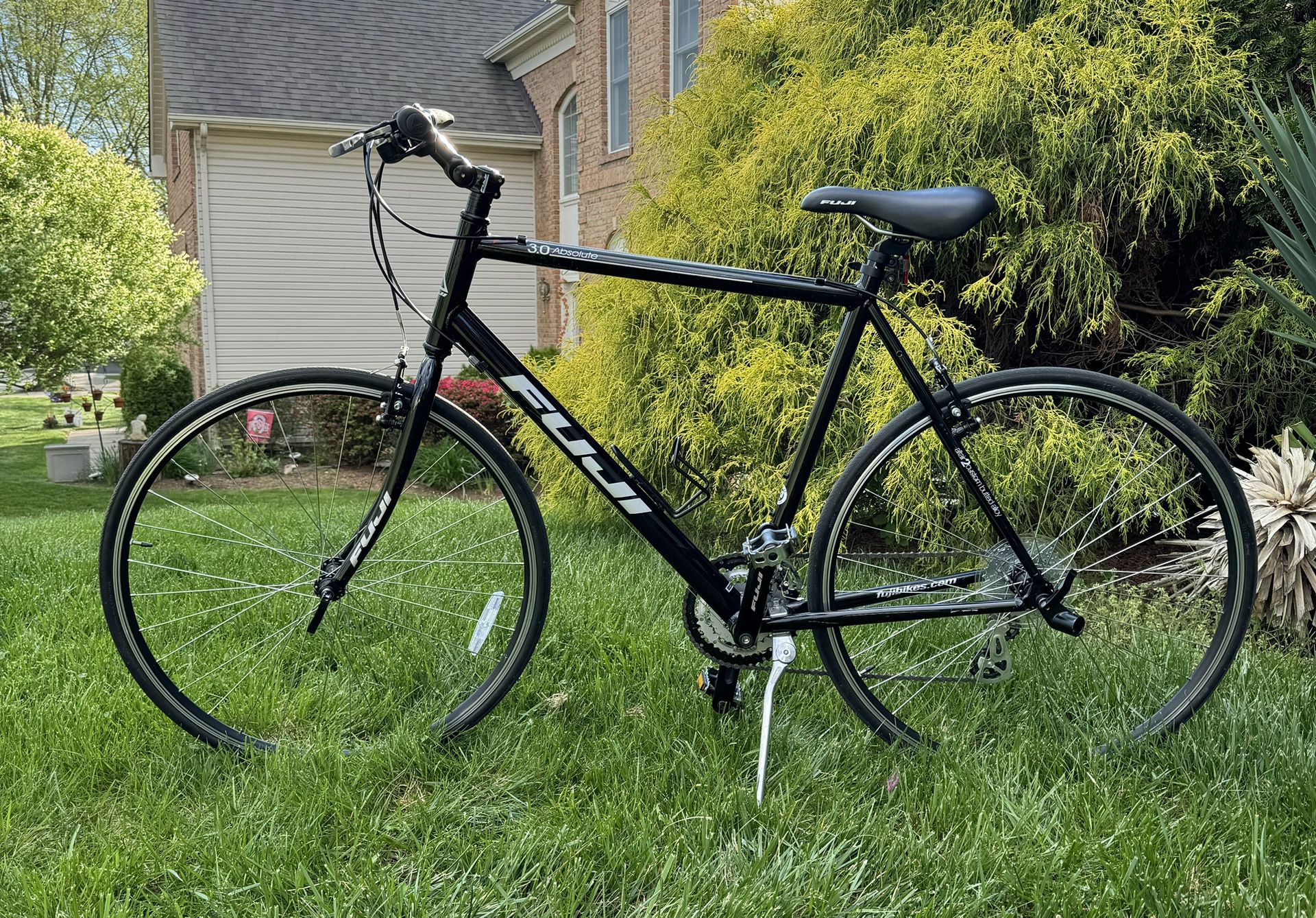 Fuji 3.0 Absolute Hybrid Road Bike700C Wheels. 24 Speed. 23” Large Aluminum Frame. Freshly Tuned. All Gears Shifting Smoothly. Perfect Brakes. Mint