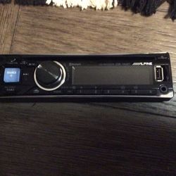 Alpine CD Receiver, Model #CDE-143BT