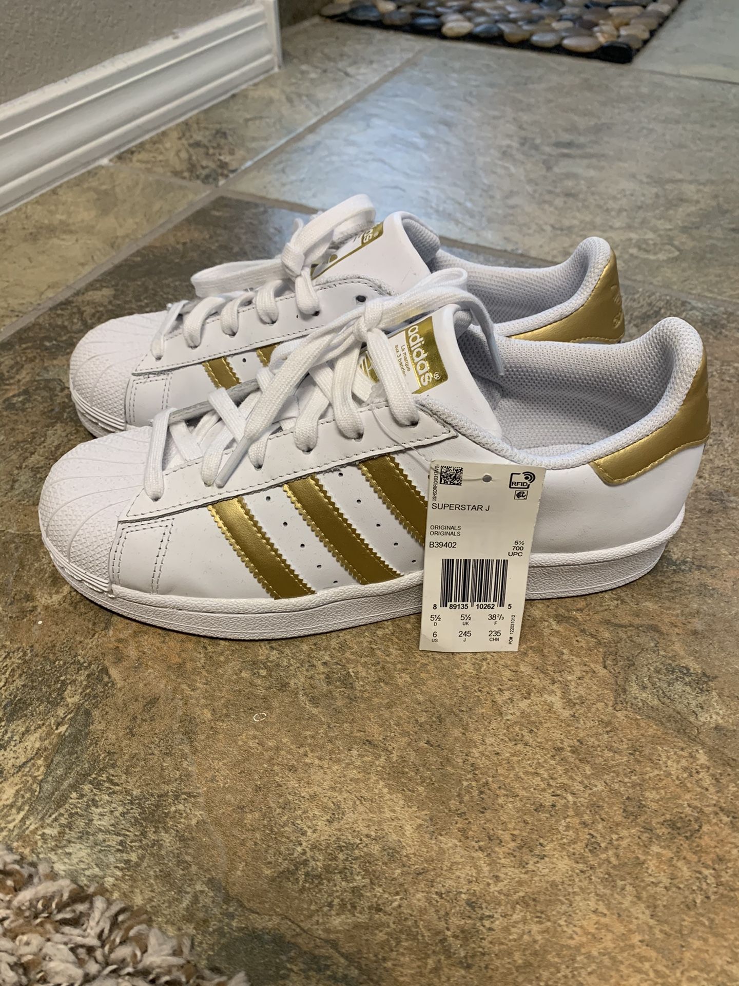 New SuperStar Adidas Size 6 - joarbit.com