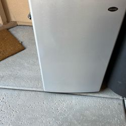 Mini Fridge With Freezer 