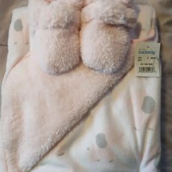 WENDY BELLISSIMO BLANKET AND BOOTIES.... CHECK OUT MY PAGE FOR MORE ITEMS