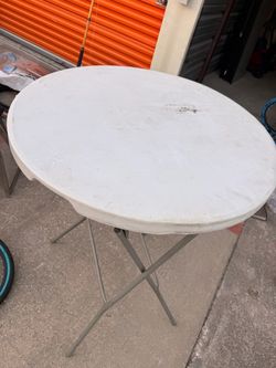 2 mesas redondas altas