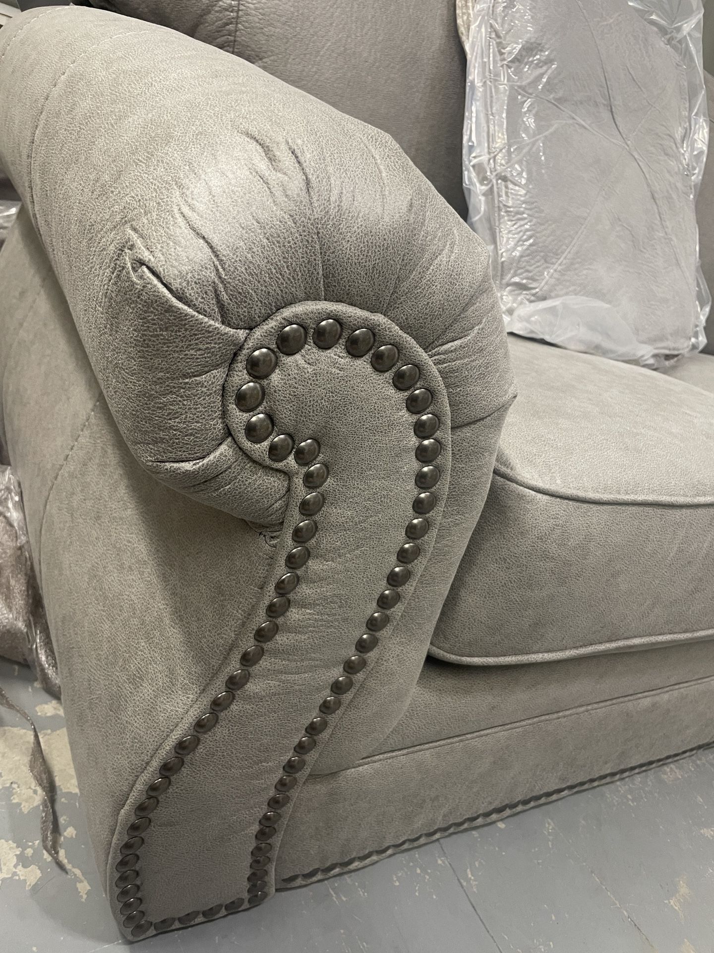 ‼️ LOW PRICE $225 ‼️Sofa Ashley model Olsberg left arm Facing Loveseat > IN BOX /Plastic!💥 $225💥 OBO🌟