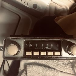 Sapphire 1 Radio With Ivory Knobs  And  Correct Faceplate 