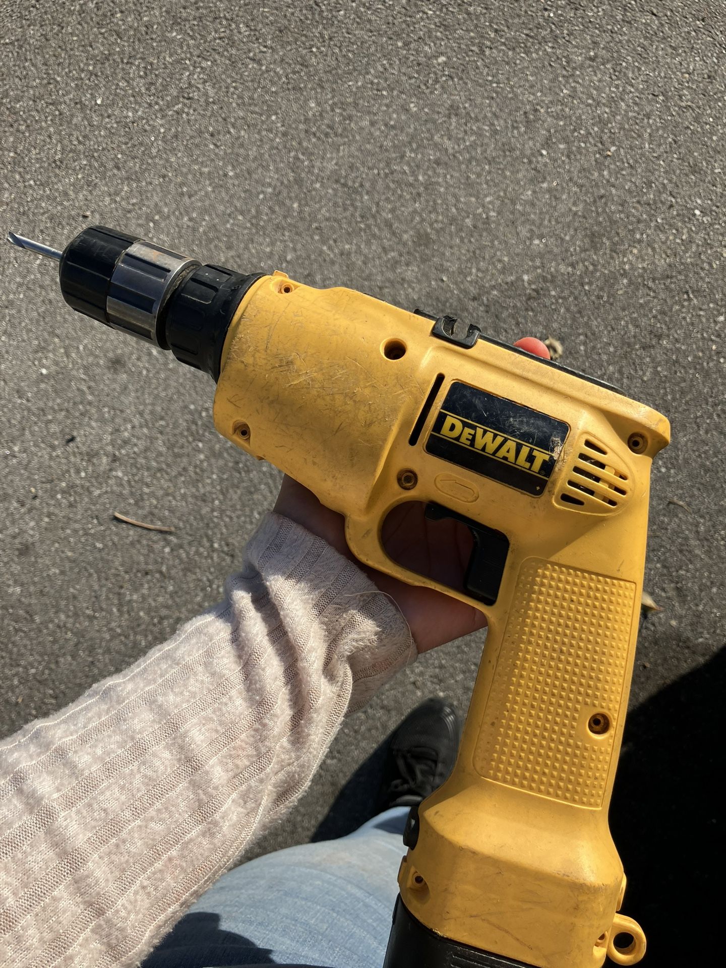 DEWALT 3/8 Cordless Drill Kit W/Charger
