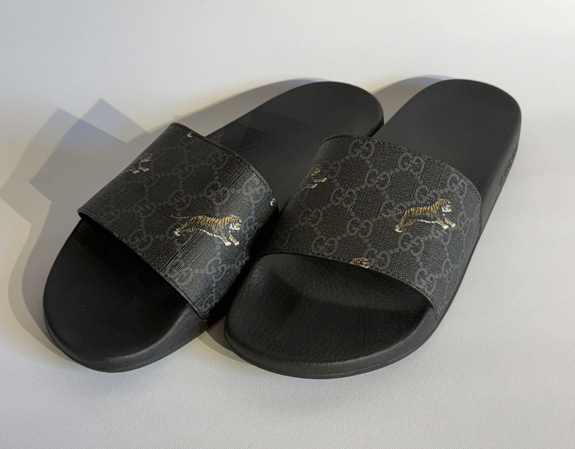 Gucci Men's GG Supreme Roaring Tiger Slides Size 10