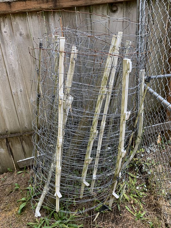 chicken wire fence stakes