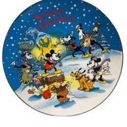 Plate vintage 1985 Disney Seasons Greetings collector plate featuring Mickey Mouse and friends 8”. T-60