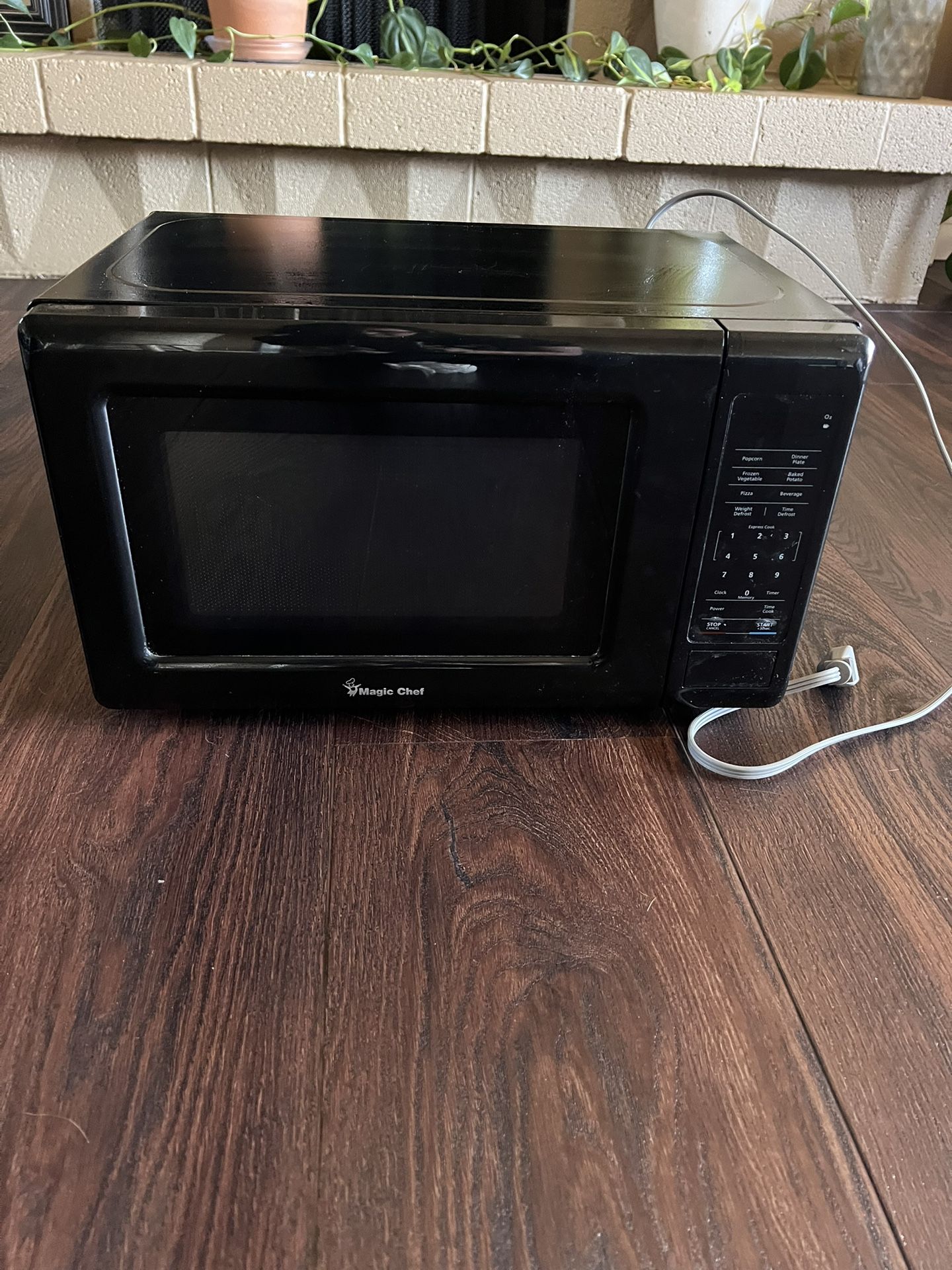 Magic Chef Countertop Microwave in Black 700-Watt Cooking Power